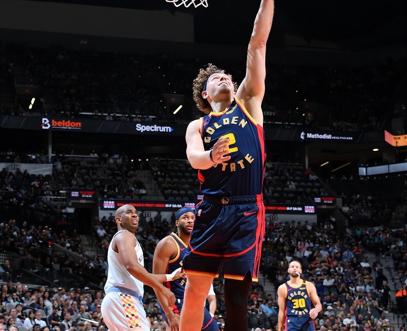 开云体育在线-勇士轻取马刺，连胜气势如虹