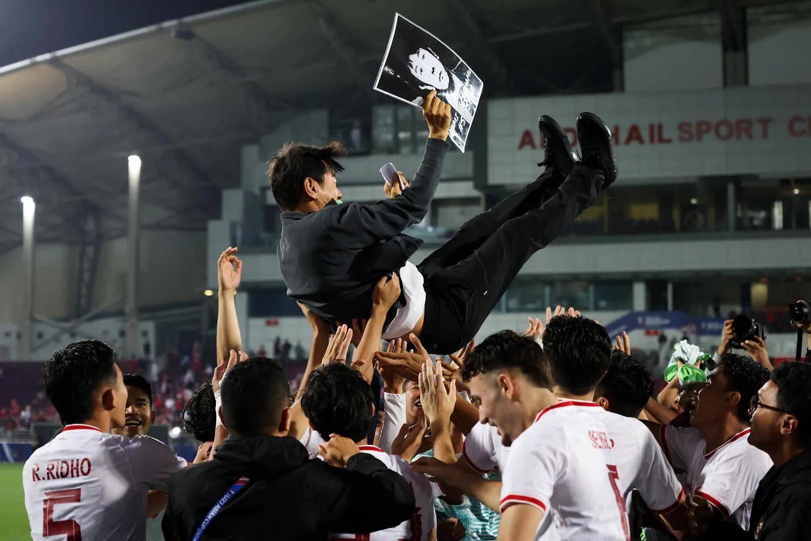 开云下载-荷兰队客场战胜劲敌，斩获关键三分