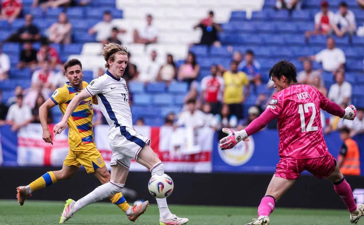 荷兰队客场战胜劲敌,斩获关键三分 荷兰队客场战胜劲敌,斩获关键三分