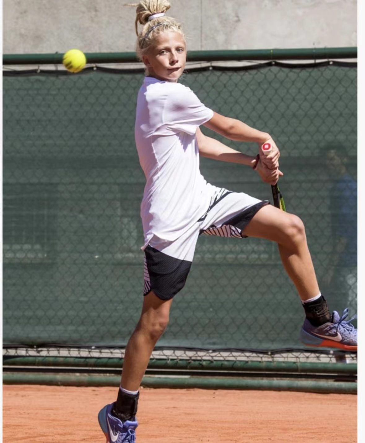 爱沙尼亚运动员再战胜连庄! 爱沙尼亚运动员再战胜连庄!