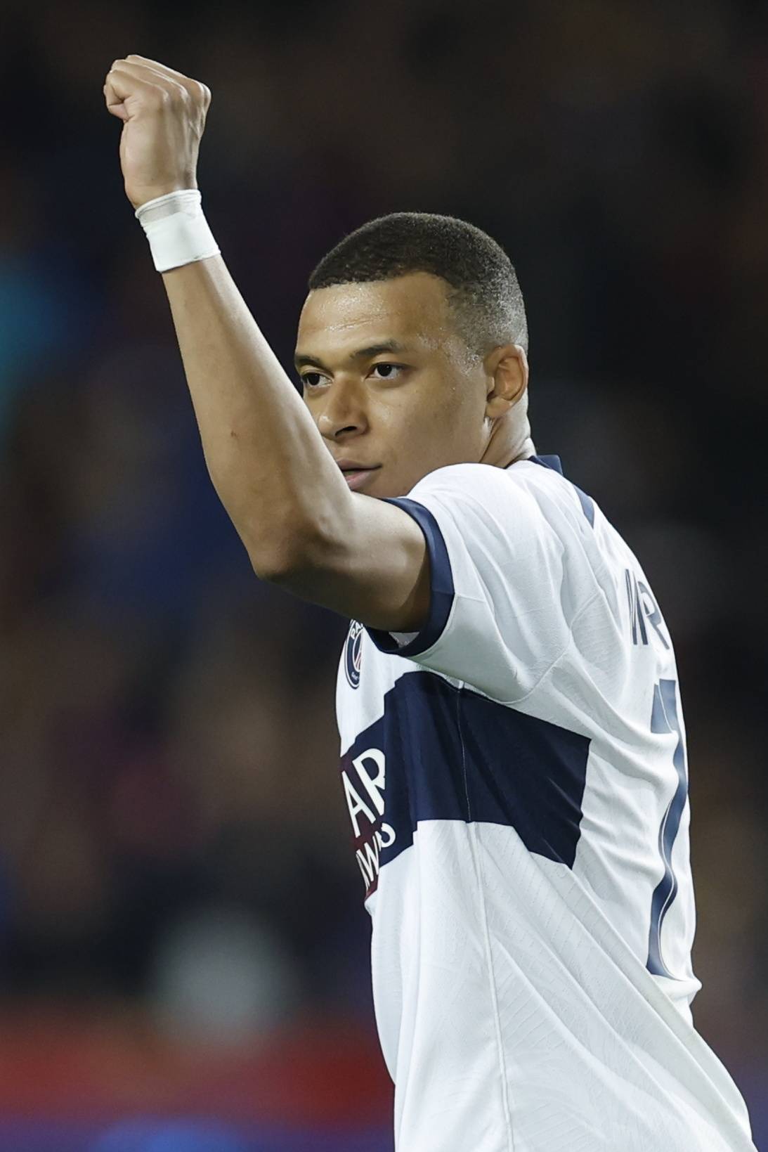 包含巴黎圣日耳曼横扫晋级欧冠半决赛的词条