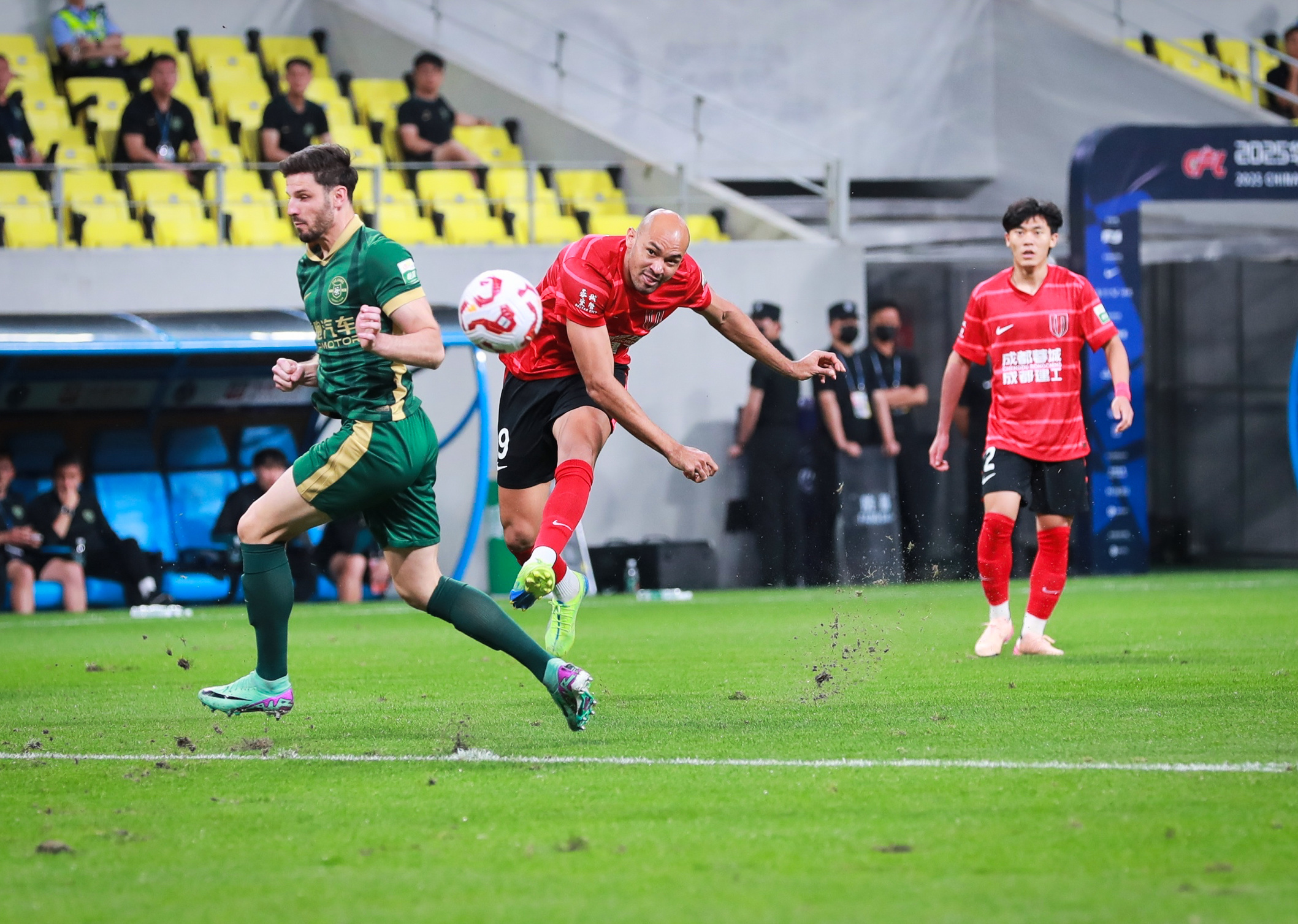 上港豪取主场胜利，继续领跑中超的简单介绍