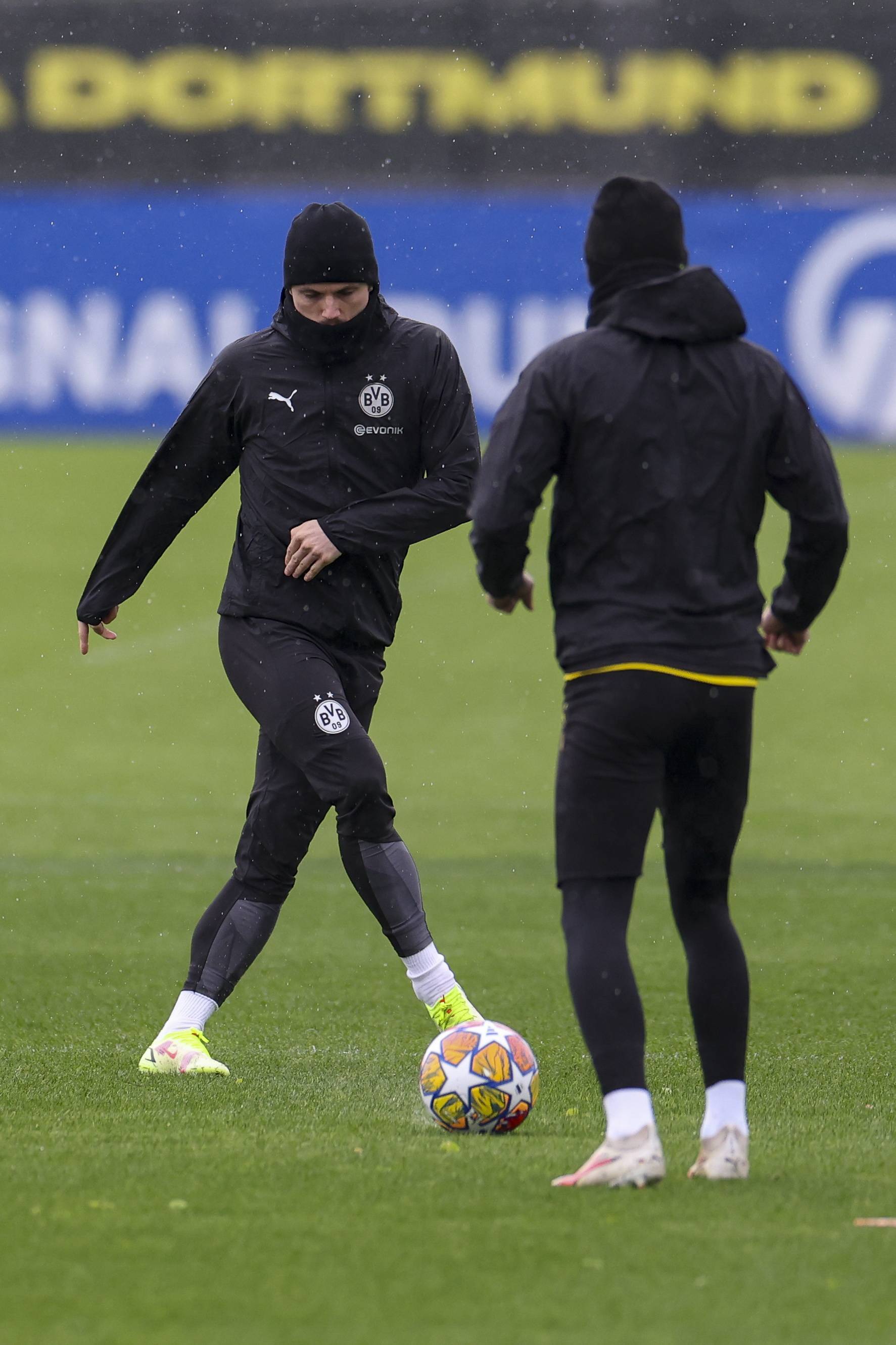 足球场边积极训练!多特蒙德队备战重要比赛的简单介绍 足球场边积极训练!多特蒙德队备战重要比赛的简单介绍