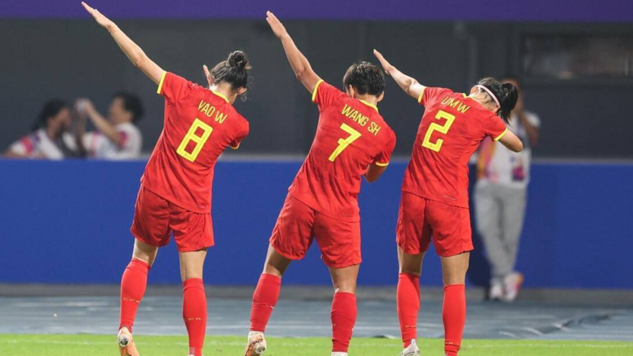 战线一线:女足队员奋力向前 战线一线:女足队员奋力向前