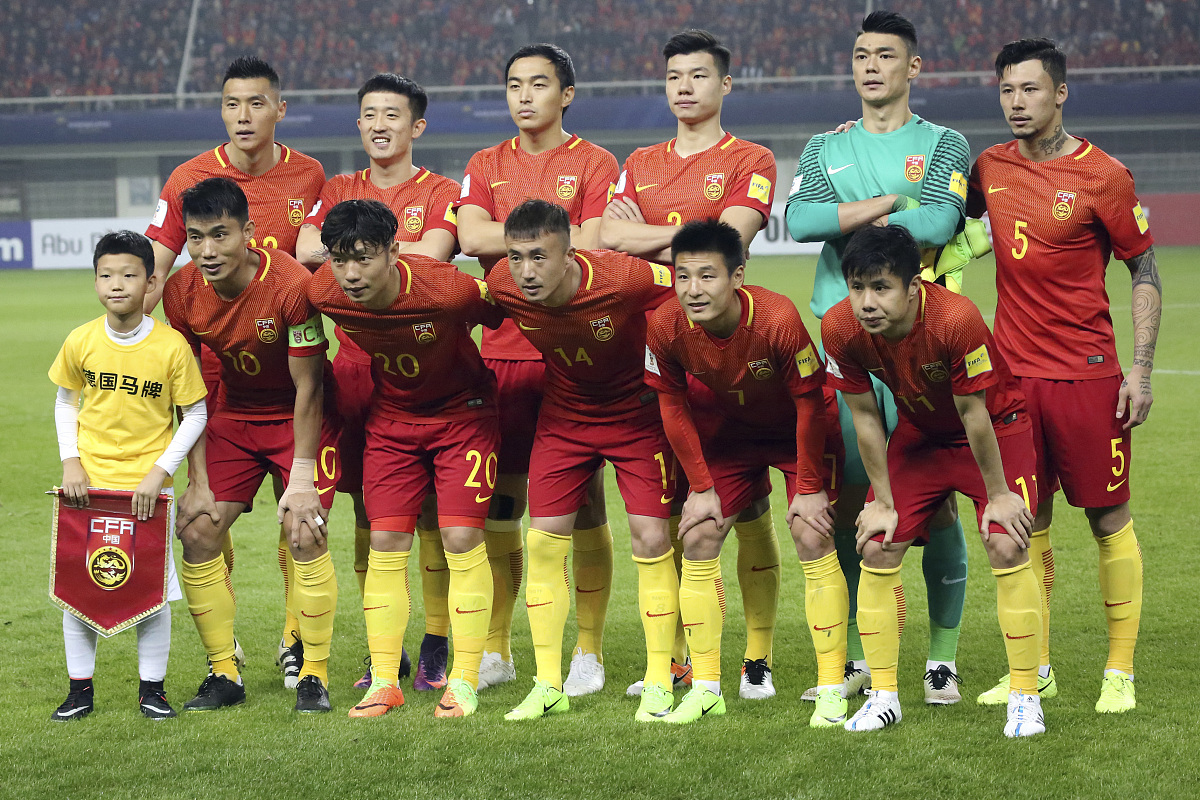 中国足球赛场实力悬殊，球队拼尽全力的简单介绍