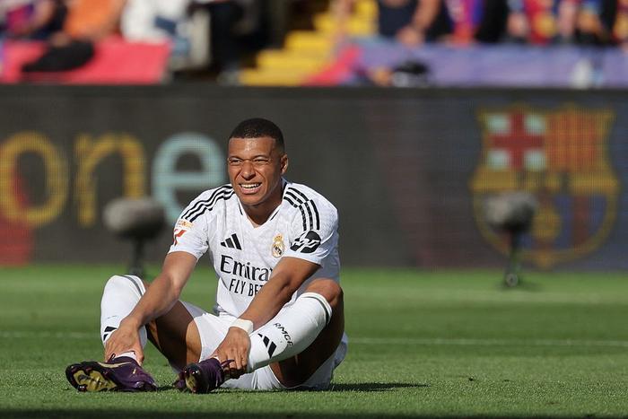 开云体育官网-霍达菲前锋突破防线，帮助球队实现逆转