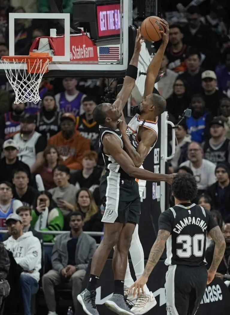 灰熊队赛前集中训练,准备迎接本赛季首场比赛 灰熊队赛前集中训练,准备迎接本赛季首场比赛