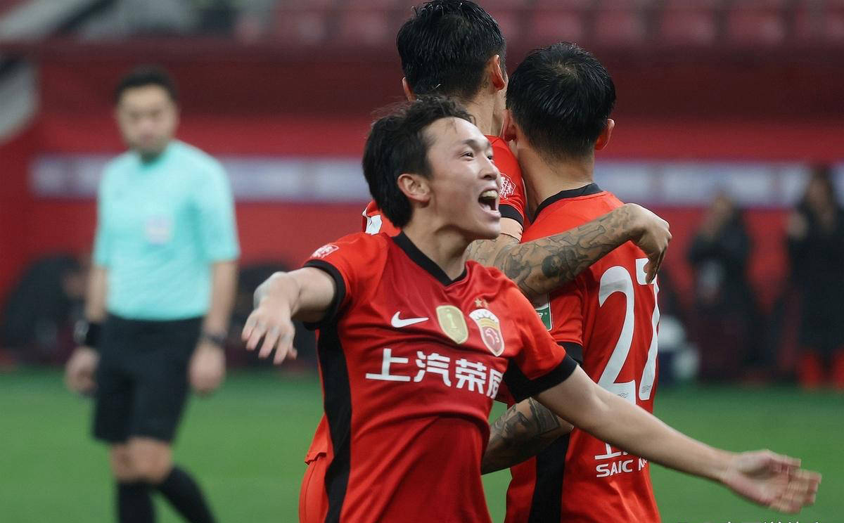 关注中超联赛：球队战术精湛，赛场上风头无两