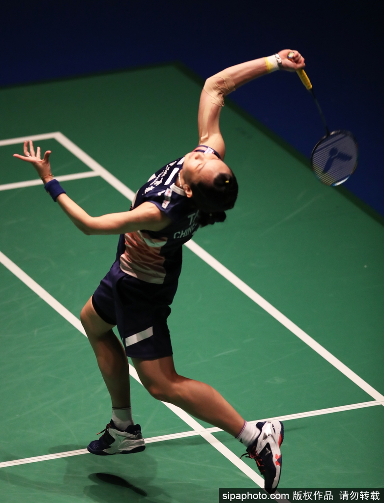 智利羽毛球选手风采万千，轻松过关