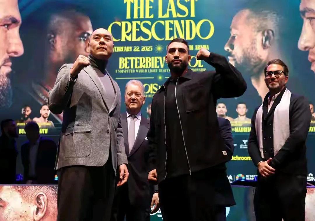 拼杀之际,双方球队全员高昂斗志 拼杀之际,双方球队全员高昂斗志