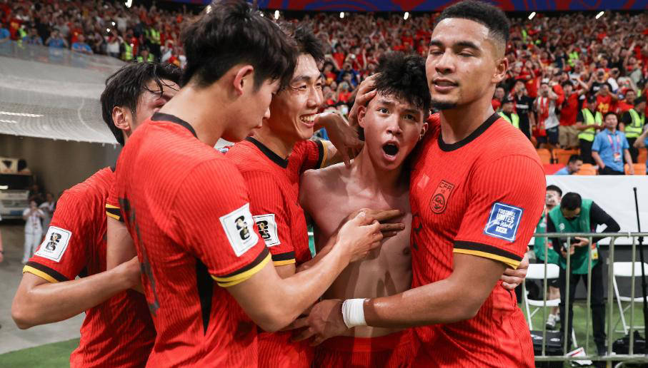 球队在国际赛事中脱颖而出夺冠