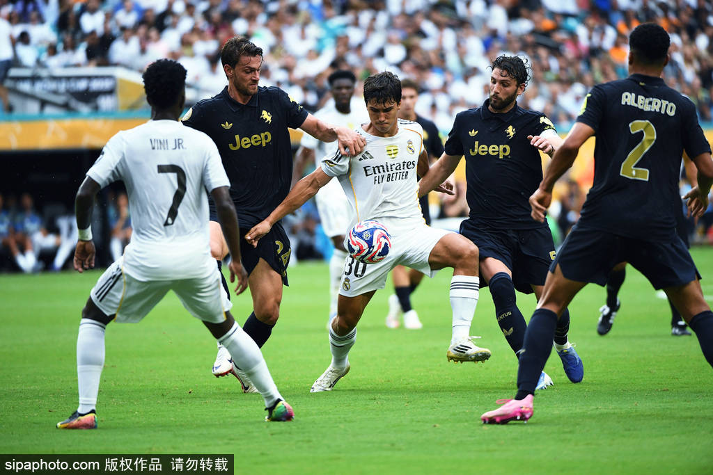 开云体育-两队球员在场上展开了激烈博弈，不甘示弱