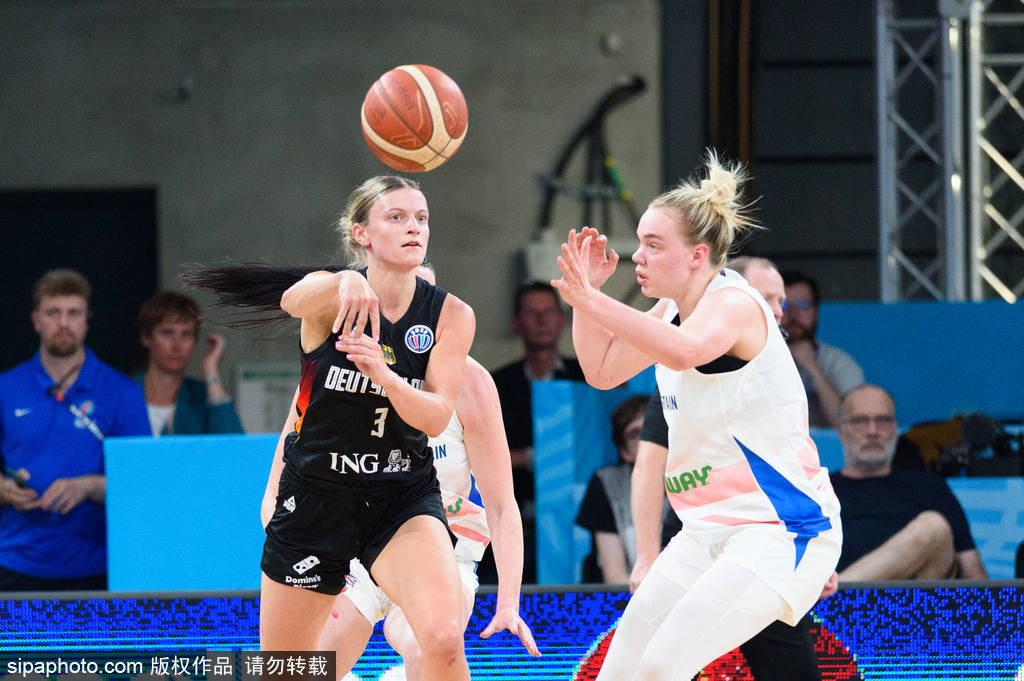 德国女足击败实力强大对手，摘得胜利