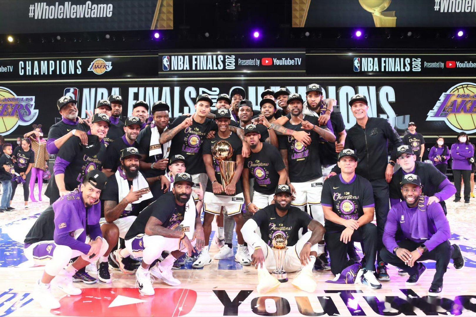 现场气氛火爆,球员们拼尽全力比拼实力 现场气氛火爆,球员们拼尽全力比拼实力