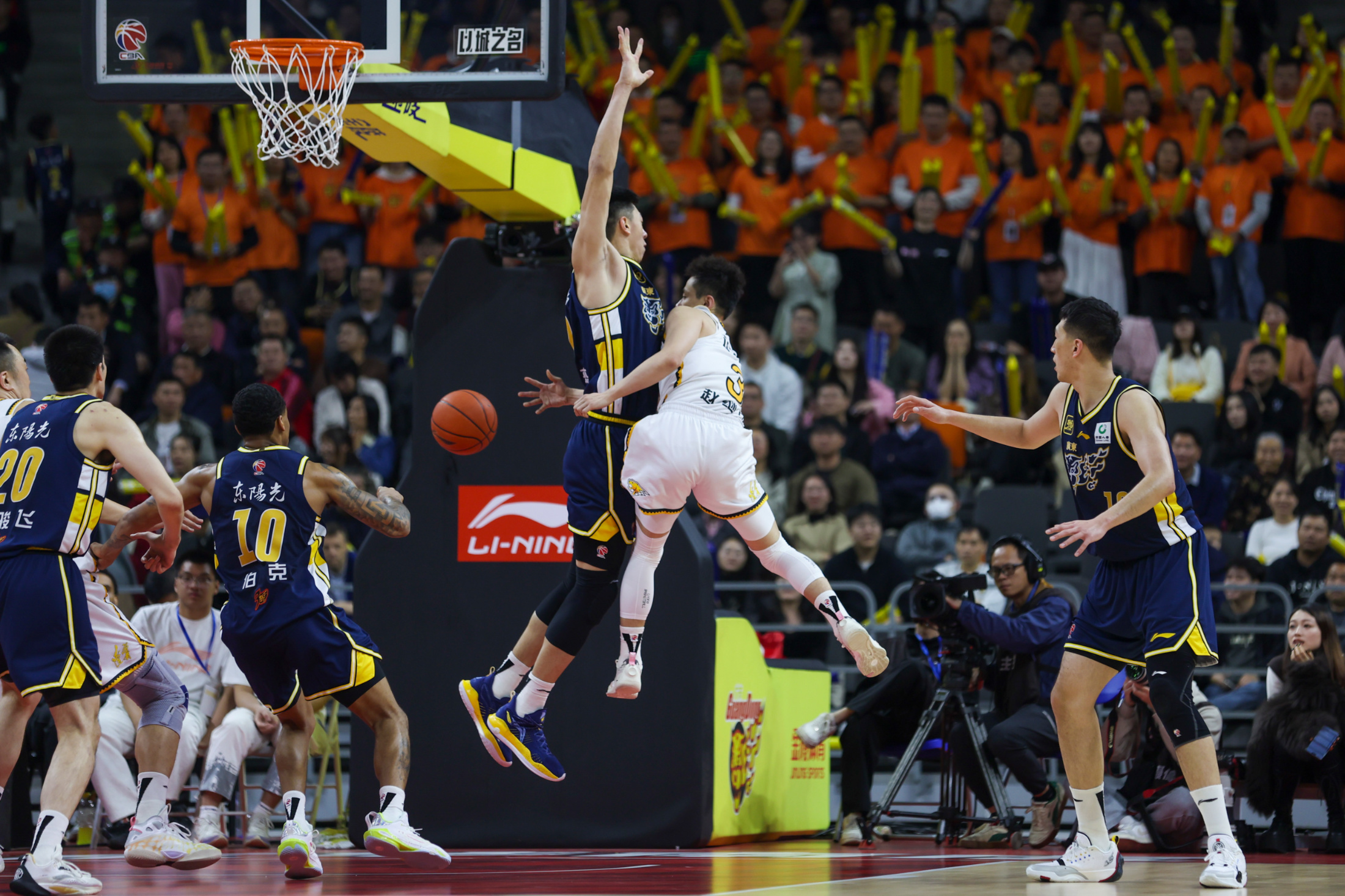 沈阳东进遭遇惨败,球队面临调整压力 沈阳东进遭遇惨败,球队面临调整压力