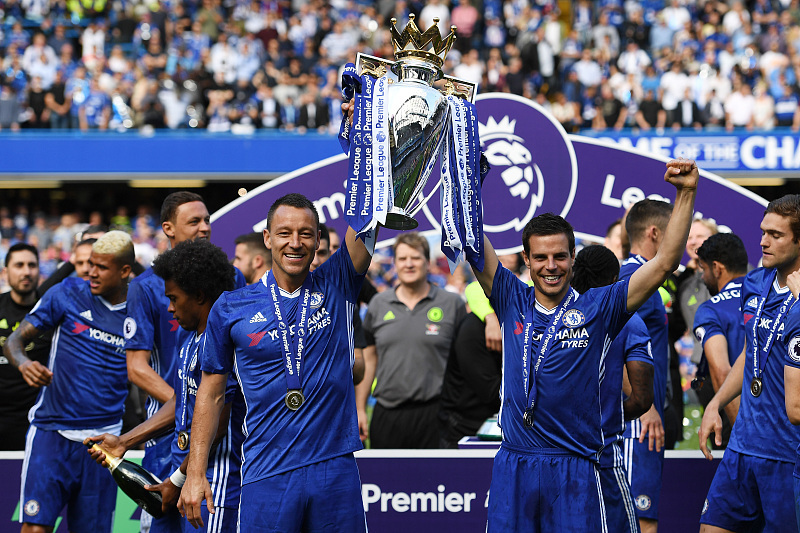 开云体育在线-切尔西球迷团结一心，拥护队伍共征进