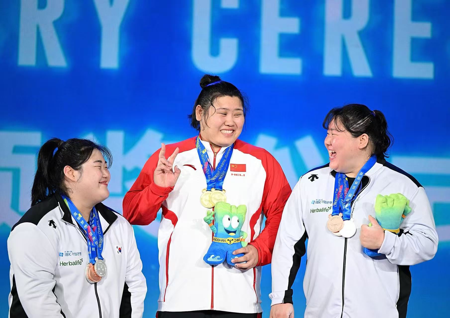 举重选手创造新记录斩获金牌 举重选手创造新记录斩获金牌