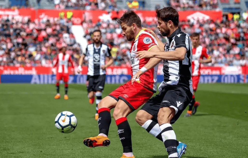 关于西甲赛场上双方球队实力对抗，角逐激烈的信息