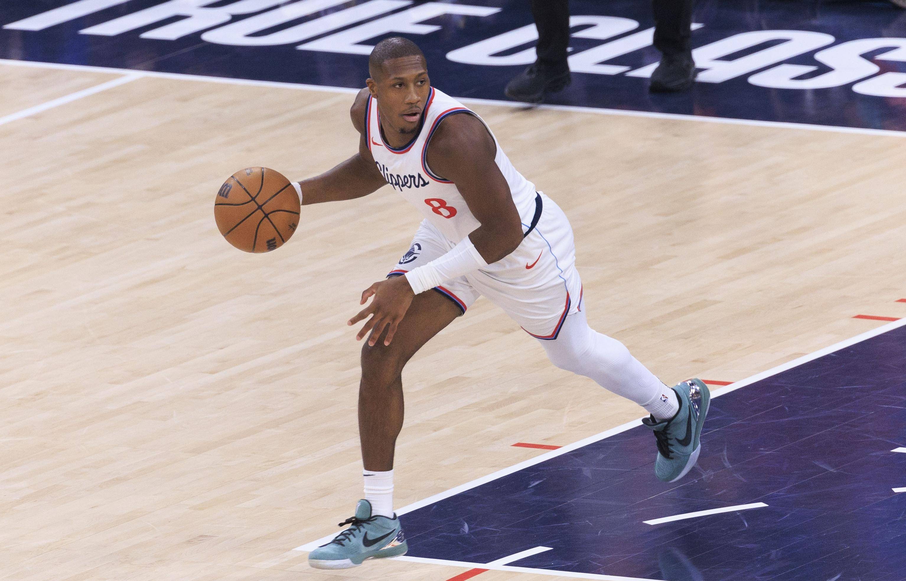 开云体育官方网站-湖人客场险胜快船，詹姆斯高效砍下分