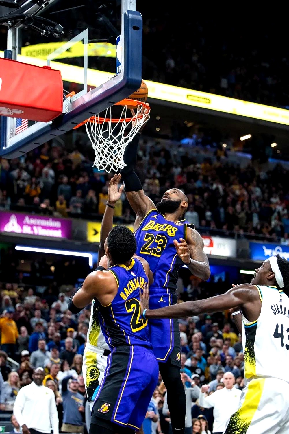 湖人客场险胜快船，詹姆斯高效砍下分