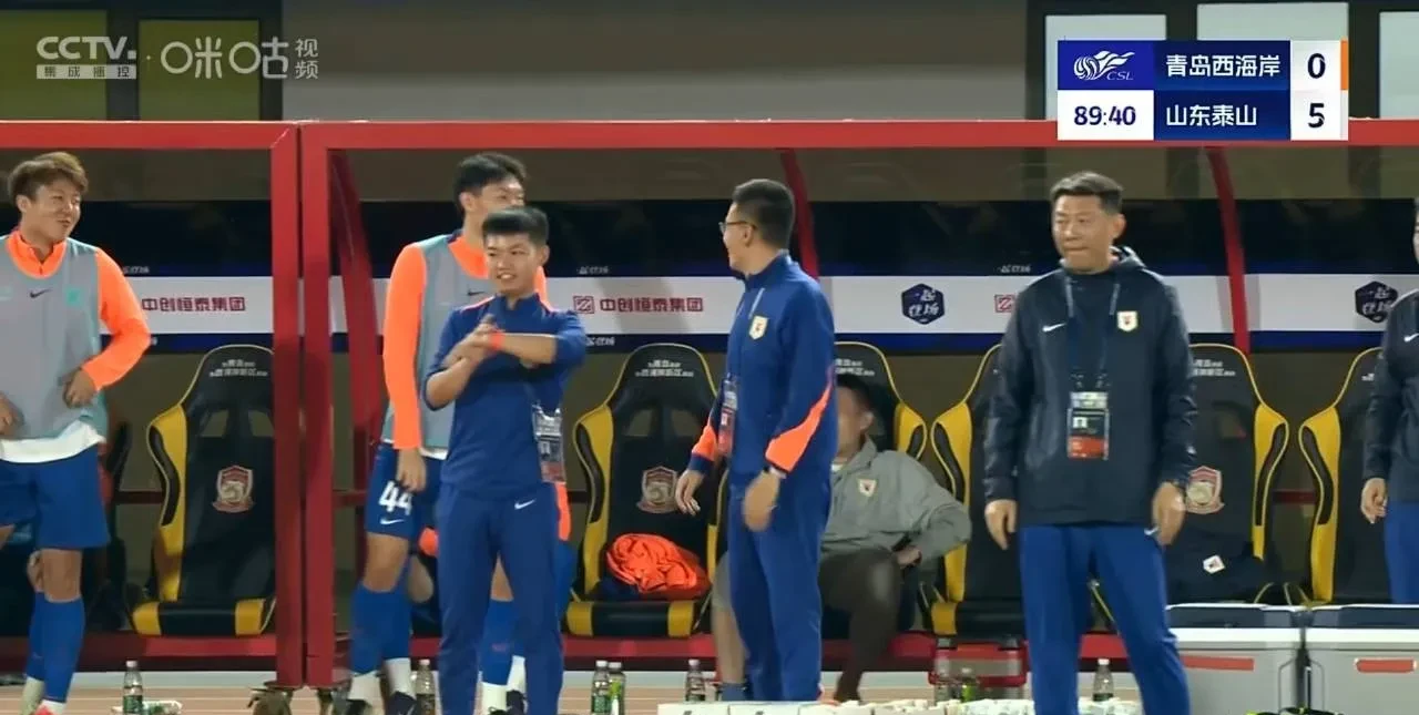 青岛队带头跳出连败泥潭,球迷喜上眉梢 青岛队带头跳出连败泥潭,球迷喜上眉梢