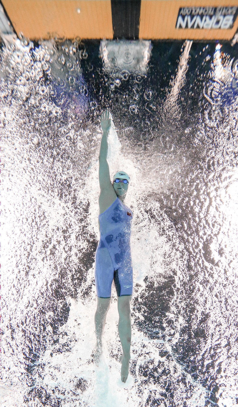 埃及游泳选手夺冠，团队合作