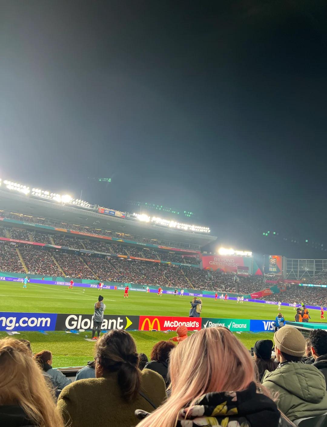 比赛现场气氛热烈,球迷欢呼声不断响起 比赛现场气氛热烈,球迷欢呼声不断响起