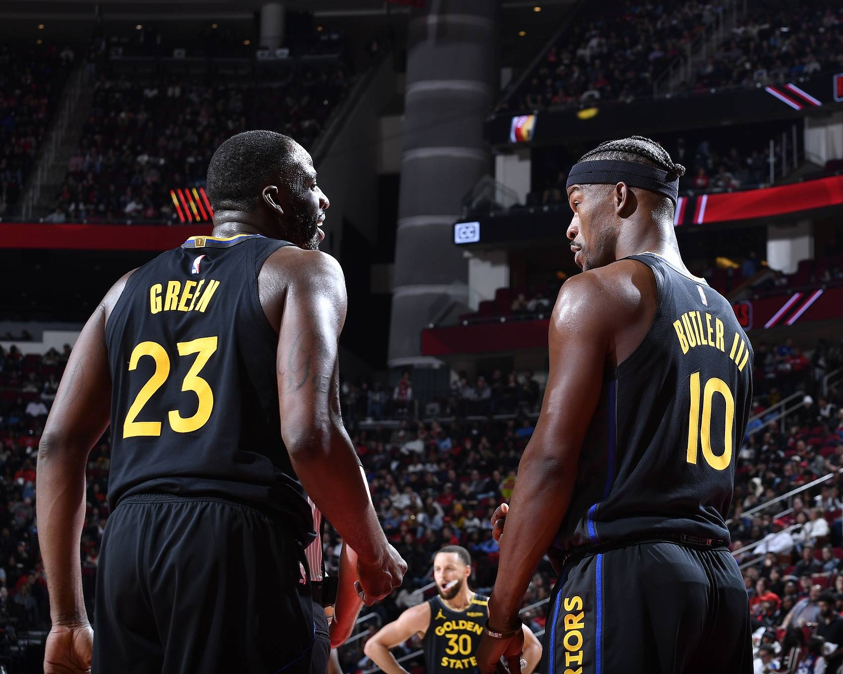 太阳主场击败尼克斯，保持不败