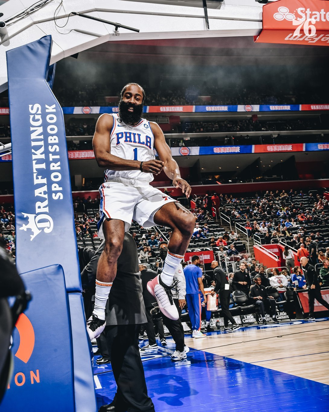 76人主场击败篮网迎来连胜 76人主场击败篮网迎来连胜