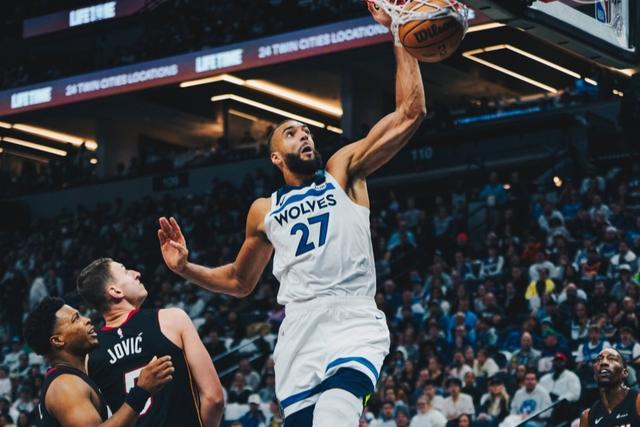 开拓者客场大胜森林狼，取得赛季首胜