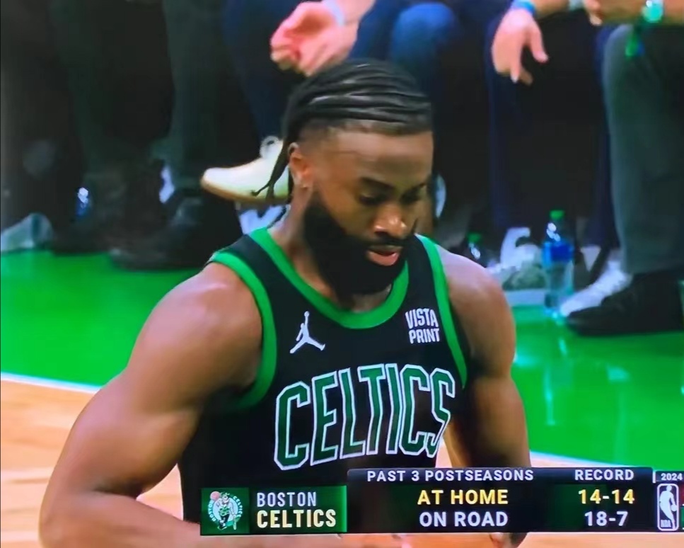 凯尔特人主场击败骑士，稳居第二