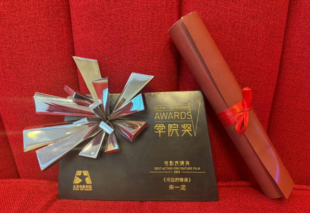 开云官方app入口-包含双方拼尽全力，目光紧盯着胜利的奖杯的词条